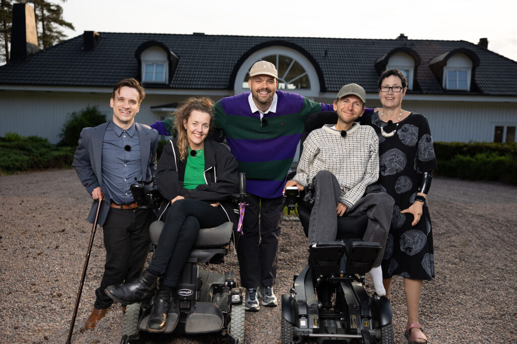 Lars Berrum og funksjonshindrede deltakere i "Tabu"