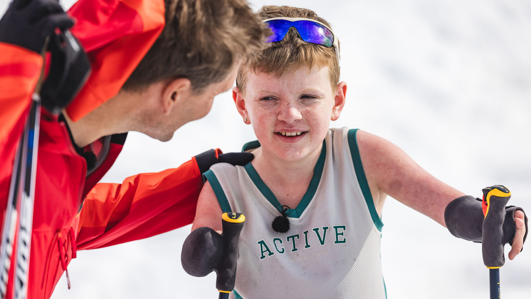 Benjamin Midtbø Høydal støtter seg på skistavene og lytter til instrukser fra Øystein Pettersen