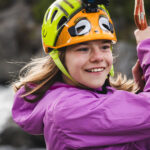 BEUNDRER MOTET: 13 år gamle Eleah Tysdal fra Stjørdal synes fjorårets deltakere i «Team Pølsa» var modige og gode til å forklare utfordringene sine.

(Foto: Erlend Lånke Solbu/NRK)