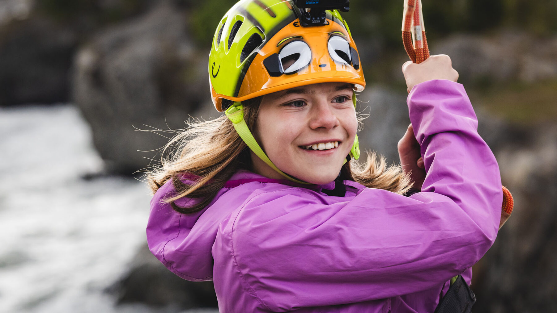 Eleah Tysdal holder seg smilende fast i klatretau
