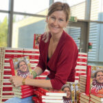 PRISVINNER: Forfatter Guro Kulset Merakerås sier at boka om Syver Blindheim ikke hadde blitt en bestselger hvis det ikke var for Team Pølsa.
(Foto: Hildegard forlag)