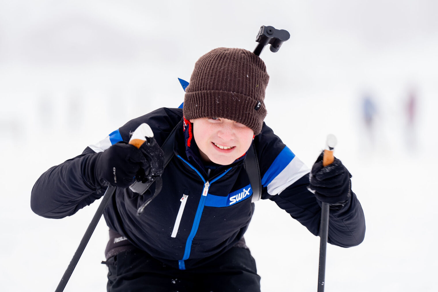 Kornelius Smeby-Ryen går på ski med gevær på ryggen