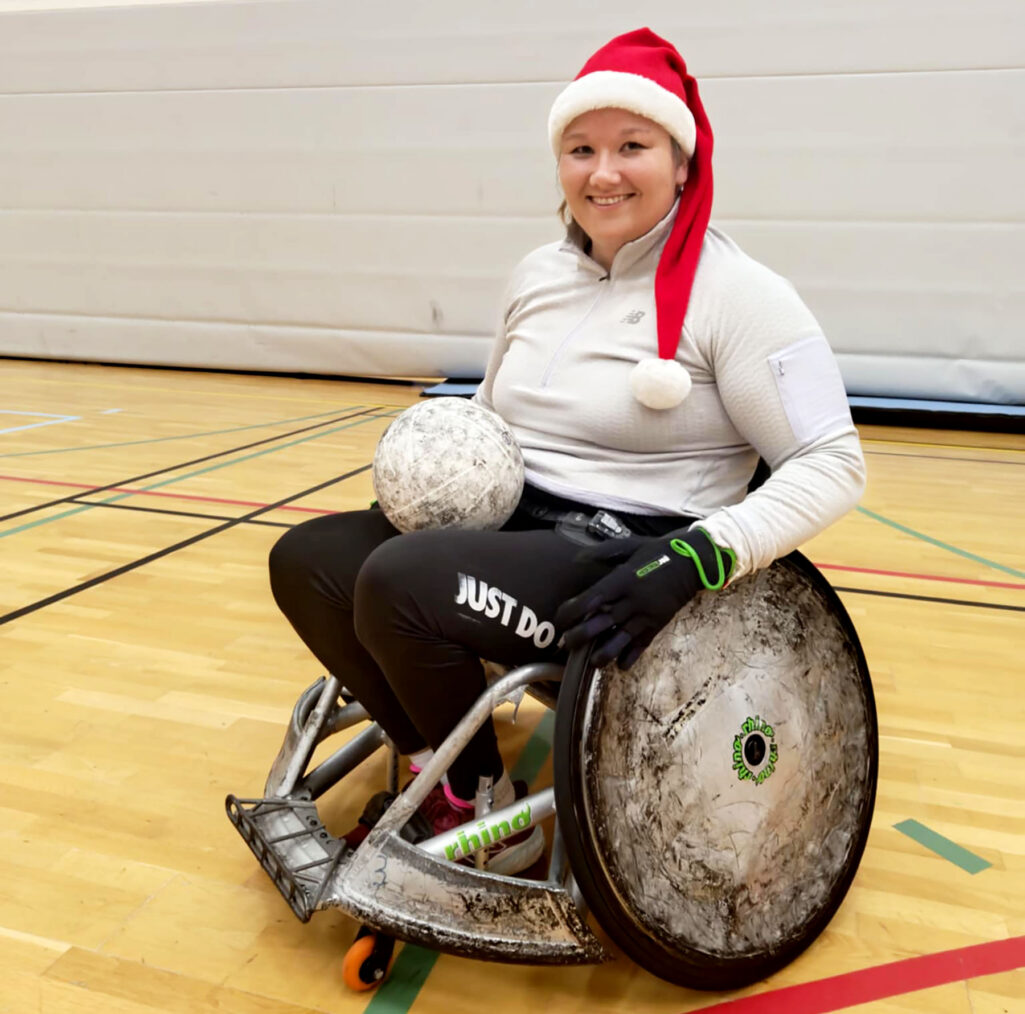 Ragnhild Myklatun Jacobsen med nisselue i rugbyrullestol. På treningsbuksa står Nike-slagordet "Just do it"