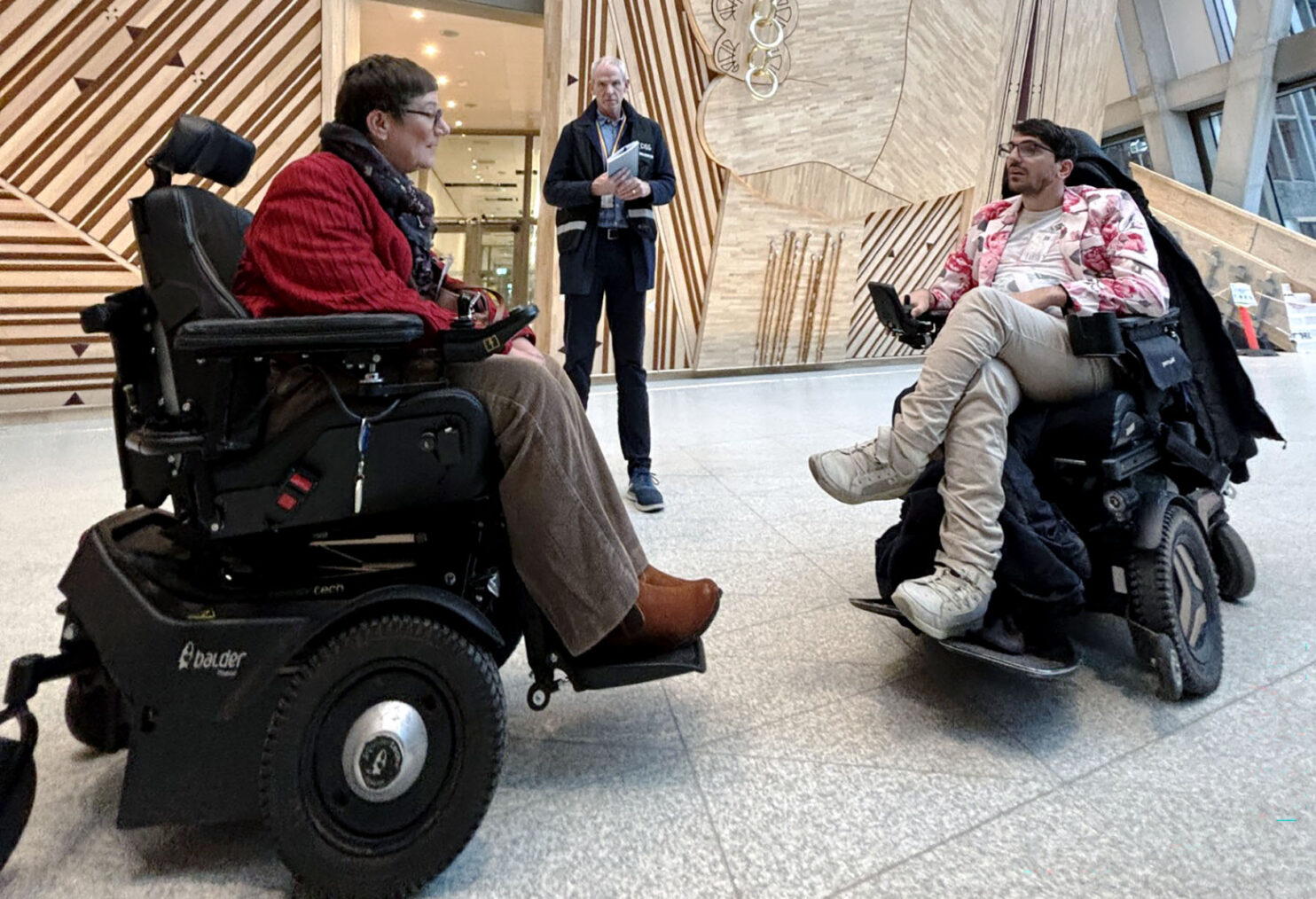 Funksjonshemmedes representanter i foajéen i nytt regjeringsbygg