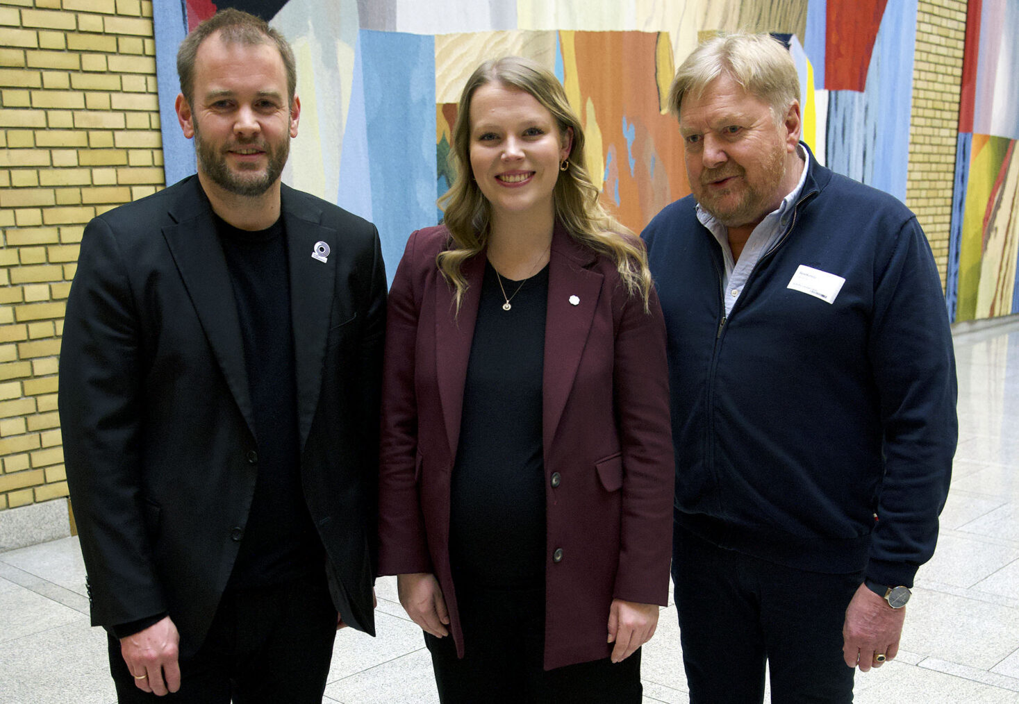 Bjarne Kristoffersen, Maren Grøthe og Karsten Aak i Stortingets vandrehall