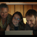 PREMIERE: Marie Flaatten spiller Ella i filmen som har premiere i dag. Foreldrene hennes spilles av Silje Breivik og Jan Gunnar Røise.
(Foto: Nordisk Film Distribusjon)