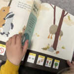 IKKE-TALT SPRÅK: En ASK-løsning inneholder ofte grafiske symboler: små bilder som står for ord eller begreper, og som barn kan sette sammen for å uttrykke behov, meninger, humor, ønsker og protester.

(Foto: Camilla Heimstad-Bergseng)