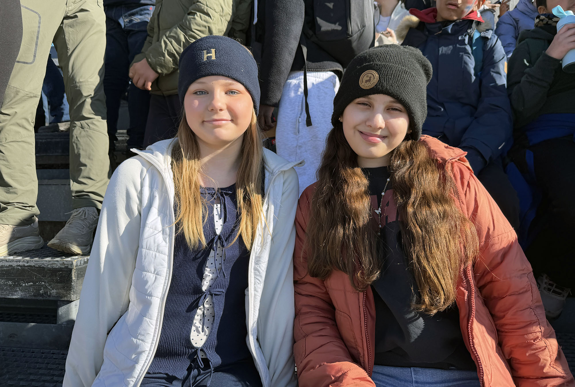 To jenter på tribunen