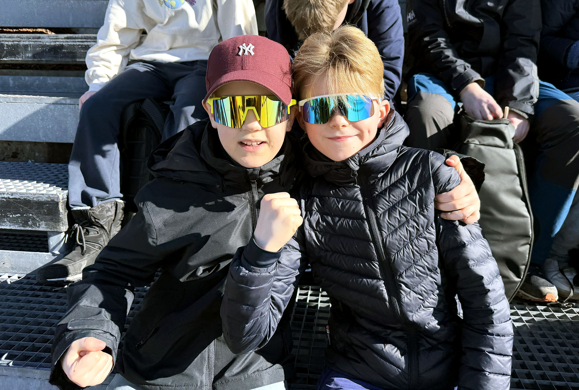 To gutter på tribunen