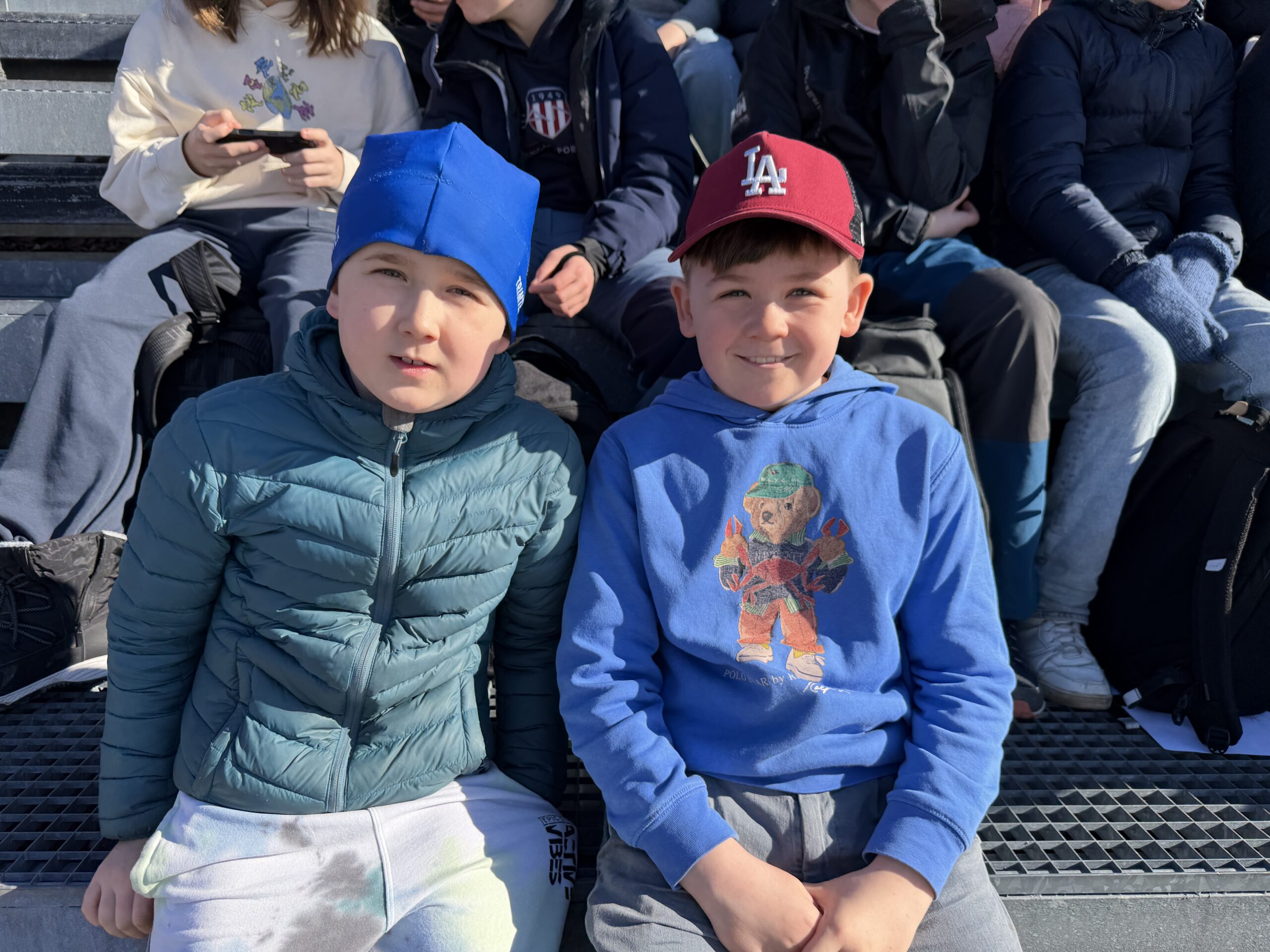 To gutter på tribune