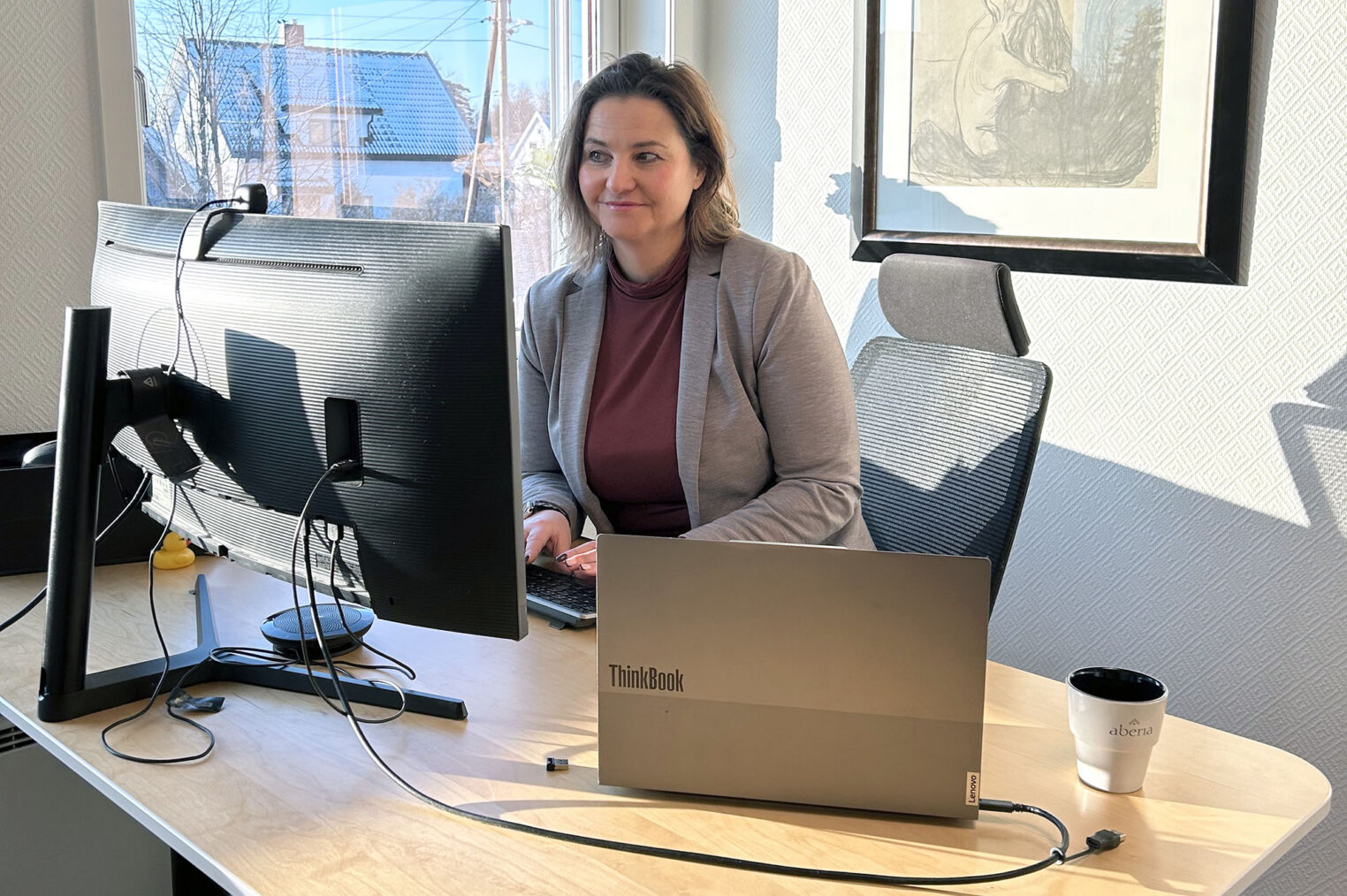 Eva Bøhmer bak skrivebordet på et kontor