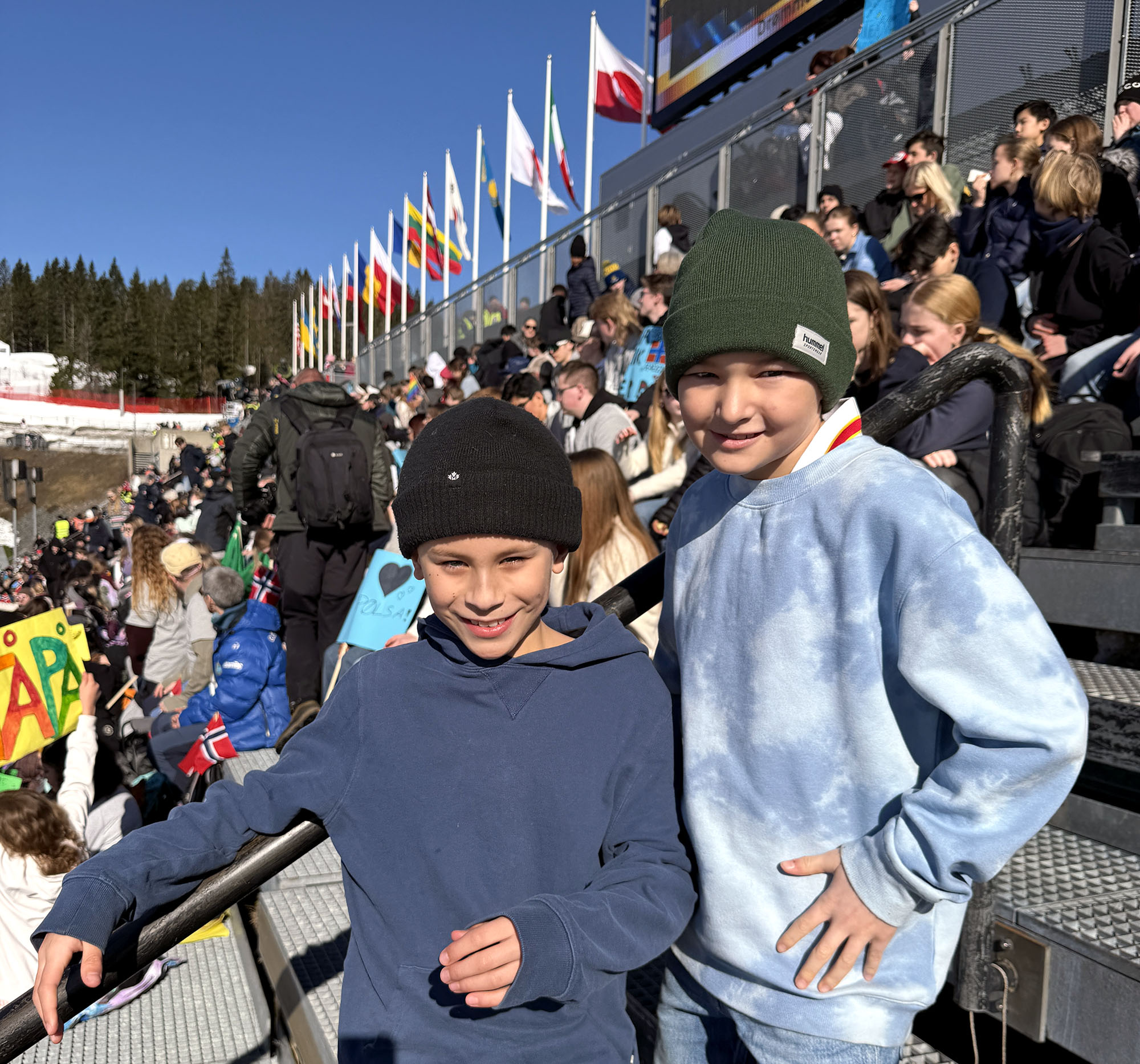 Gutt og jente står ved tribune