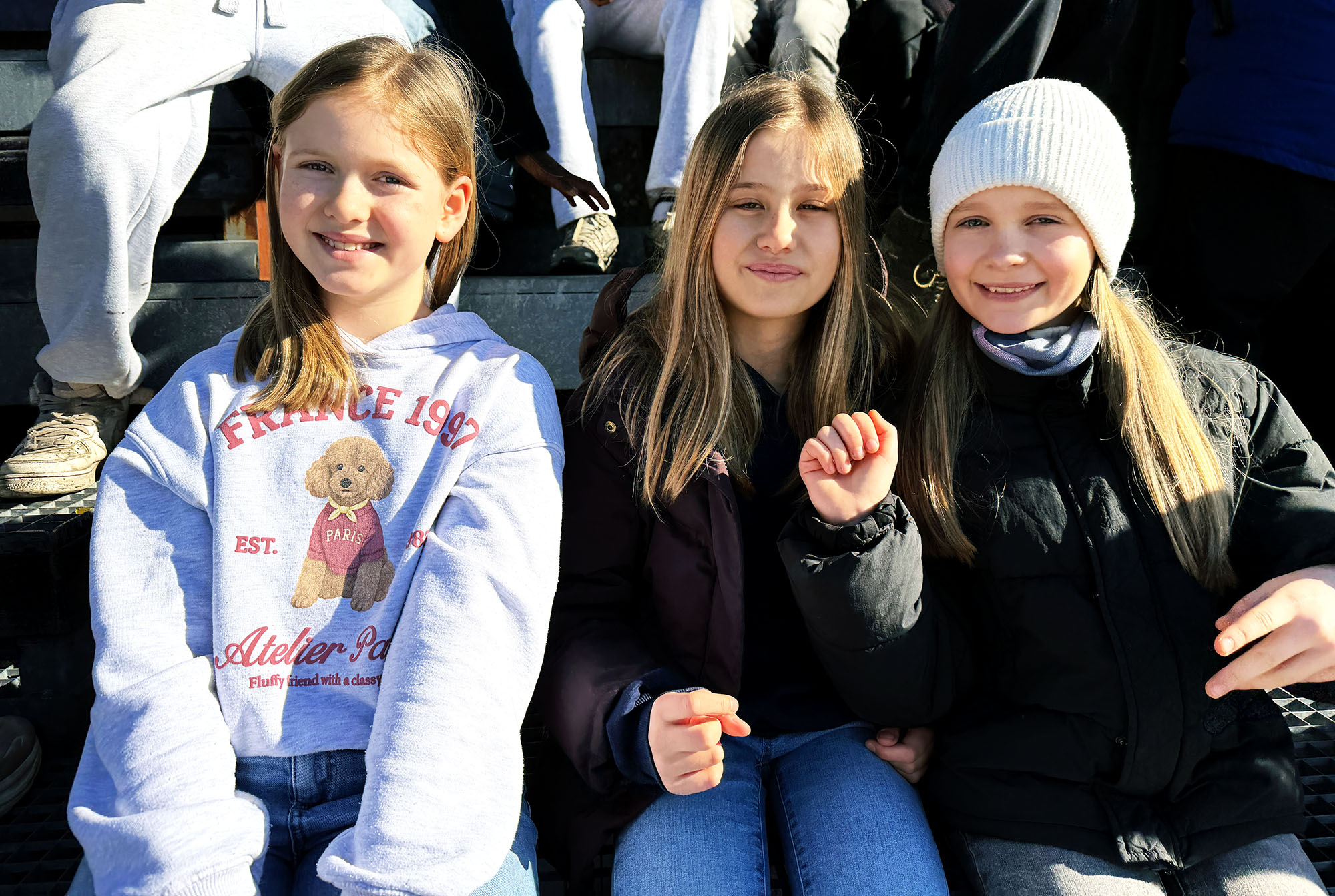 Tre jenter på tribunen