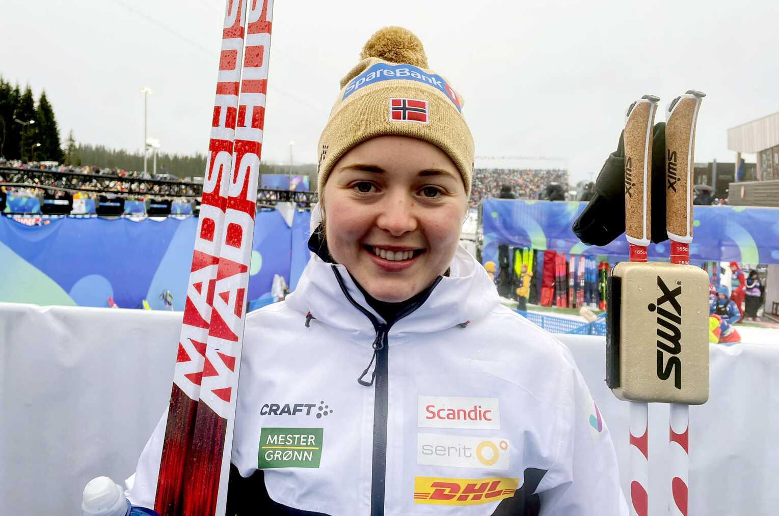 Vilde Nilsen holder ski og staver
