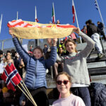 GJENTAR SUKSESSEN: Skoleelevene som heiet Team Pølsa frem til mål i Holmekollen, har fulgt undervisningsopplegget til organisasjonen Mot.
(Foto: Marit Worpvik)