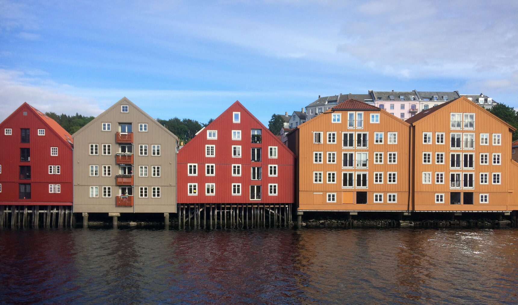Nidelven med husene langs brygga på Bakklandet