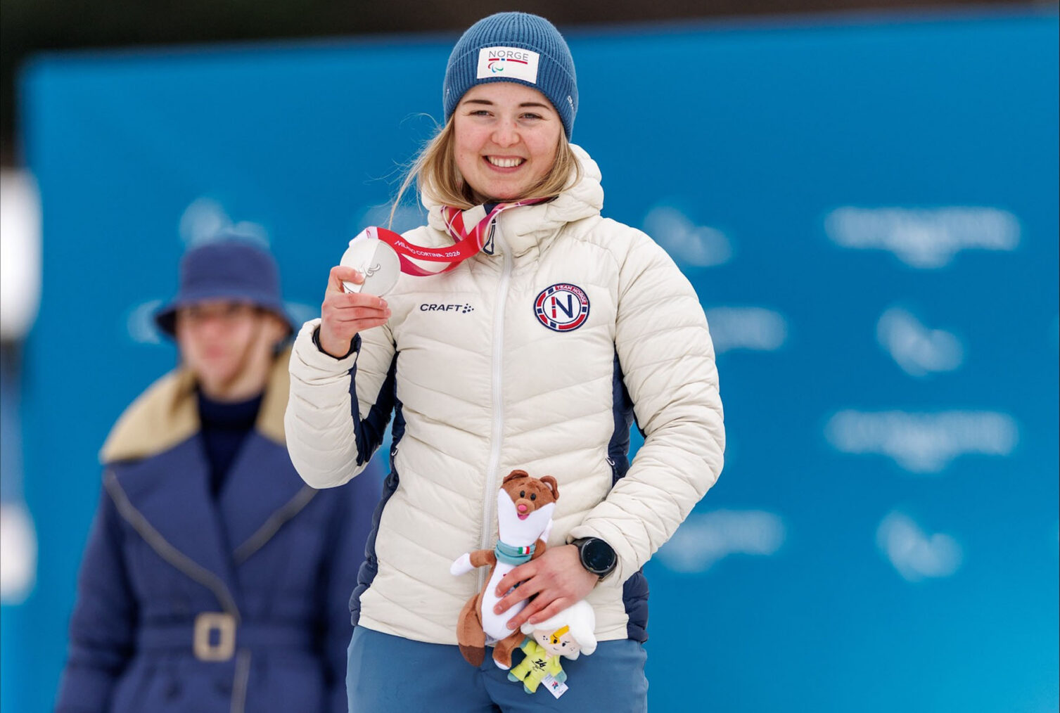 Vilde Nilsen smiler med sølvmedalje og maskotbamse