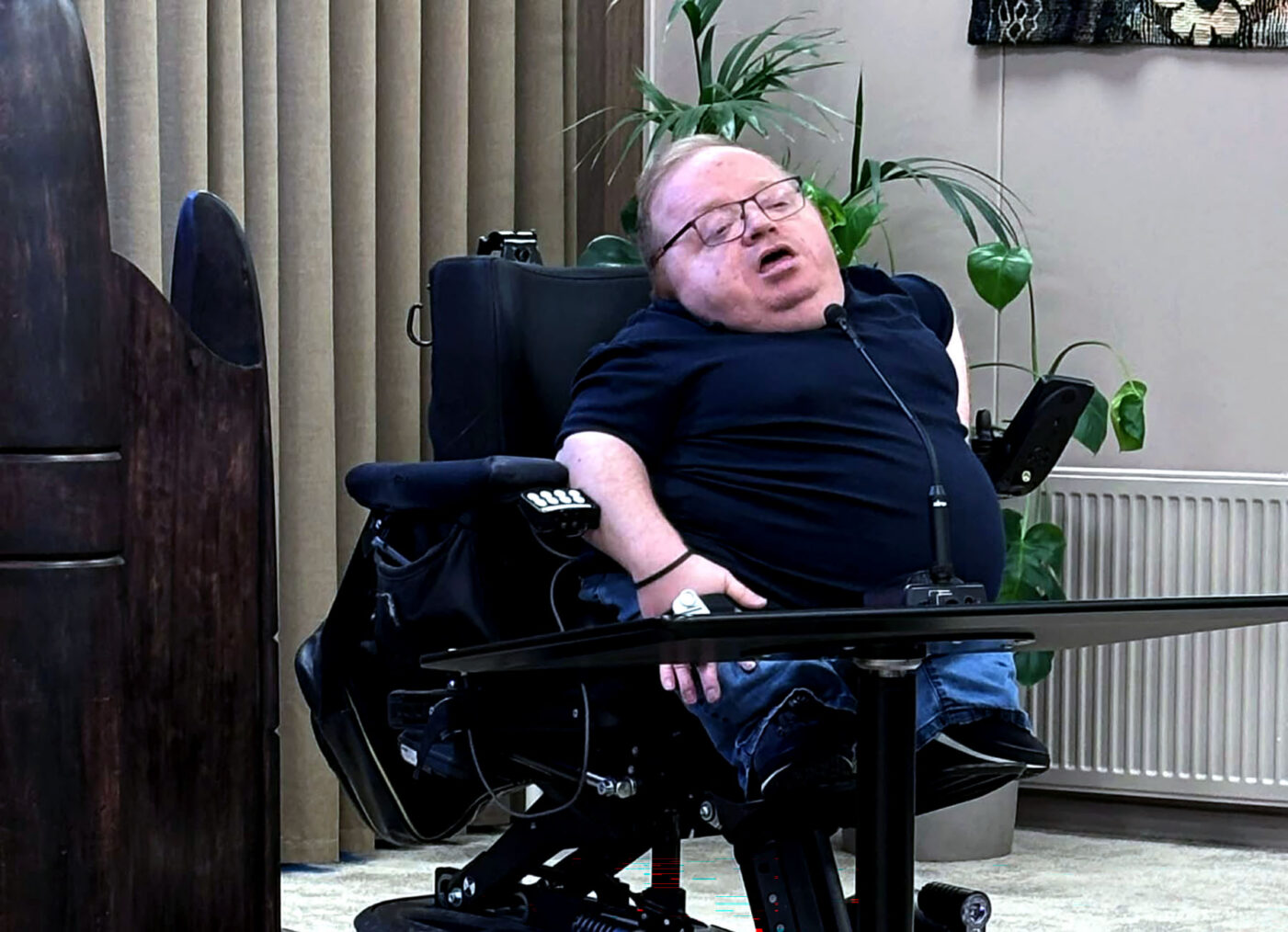 Andreas Henden foran mikrofon i bystyresal