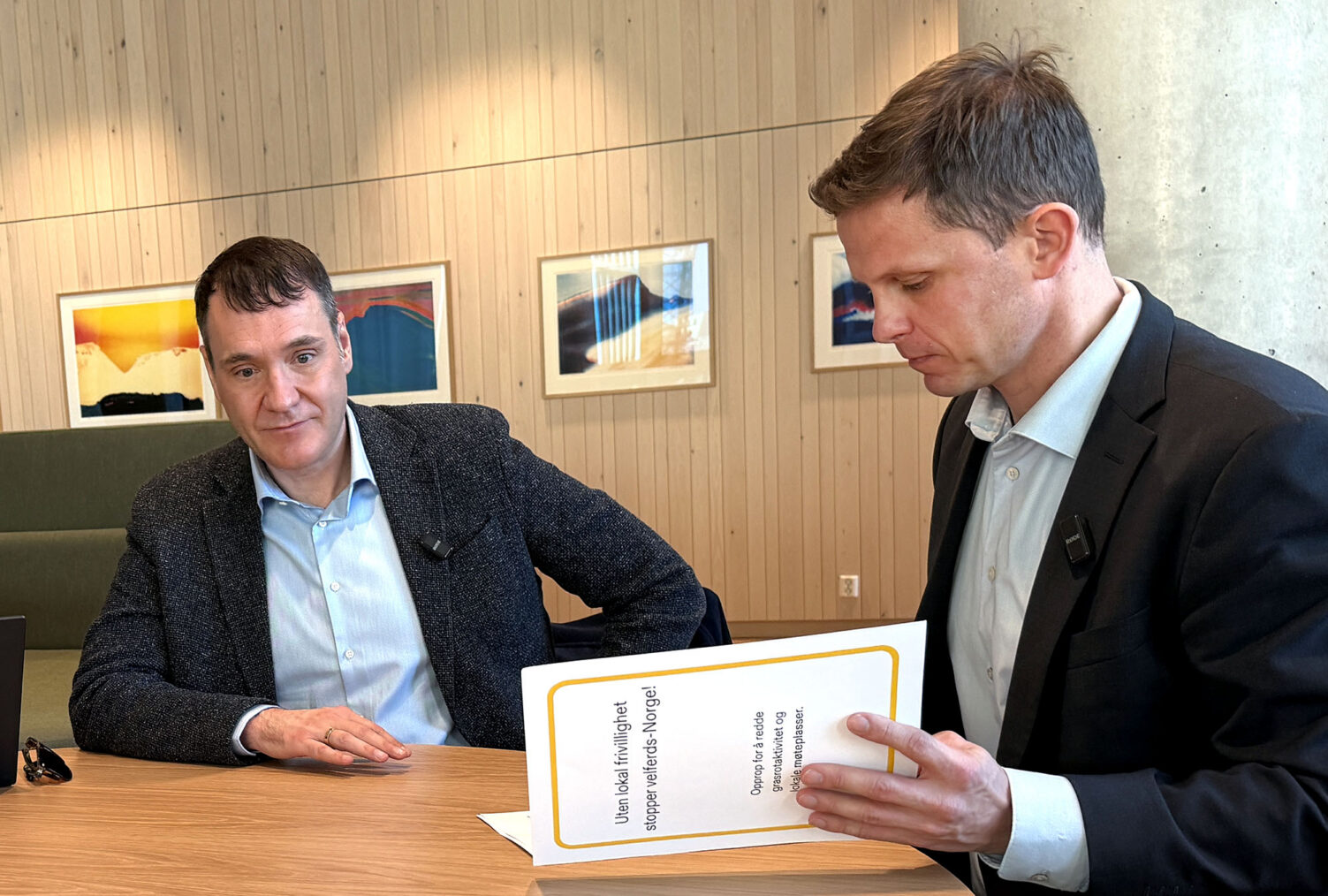Erlend Hanstveit blar i et opprop sammen med Per Inge Bjerknes ved et møtebord