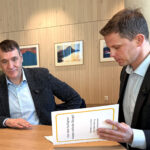 TRENGER PENGER: Det er avgjørende at staten kompenserer bortfallet av bingoinntekter for å bevare frivilligheten som kraft i lokalsamfunnet, står det i oppropet som Blindeforbundets Per Inge Bjerknes og andre representanter for frivillige organisasjoner leverte til statssekretær Erlend Hanstveit.

(Foto: Marit Worpvik/NHF)