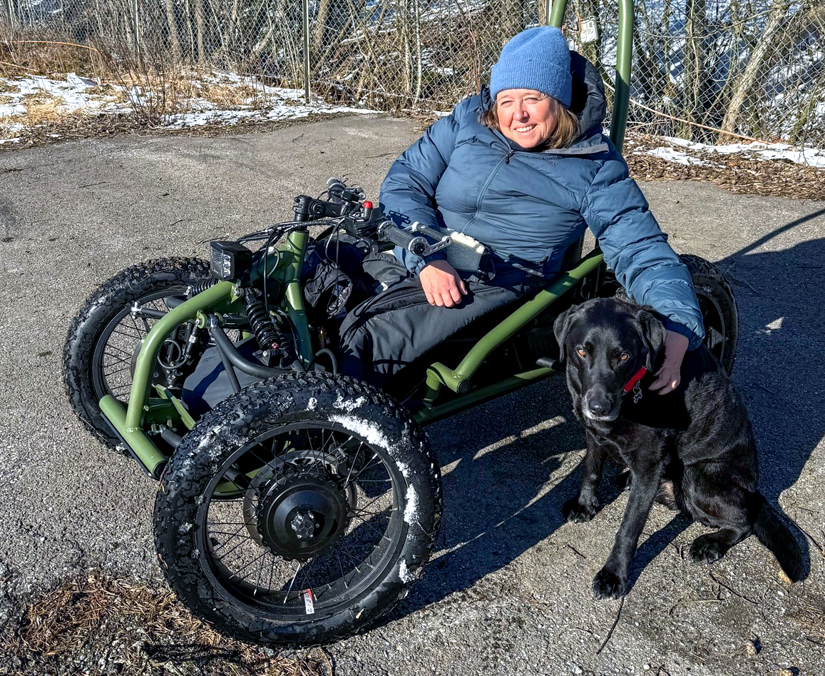 Heidi Rahm med aktivitetssykkel og servicehund