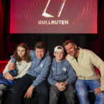 PUBLIKUMSFAVORITTER: Synne Lykkeslet, Erik Tomter og Kornelius Smeby Ryen sammen med Øystein Pettersen fra Team Pølsa under offentliggjøringen av nominasjonen for Gullruten 2026. 

(Foto: Ole Berg-Rusten / NTB)