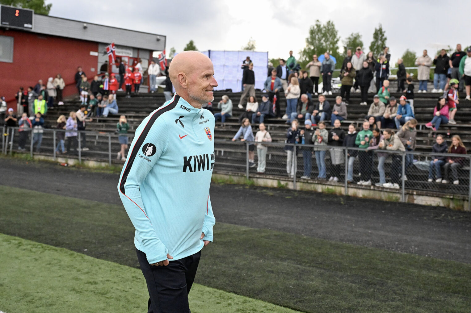 Ståle Solbakken foran tribune på Grue stadion
