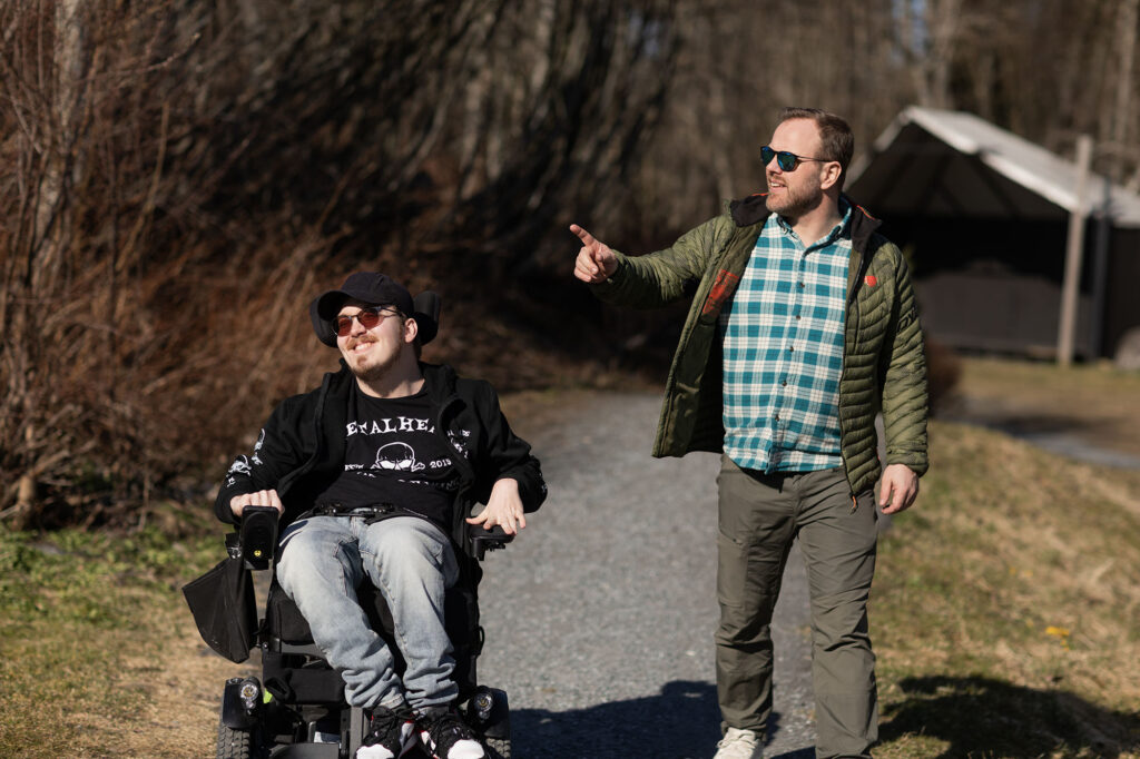 Ørjan Brevik og assistent på tursti