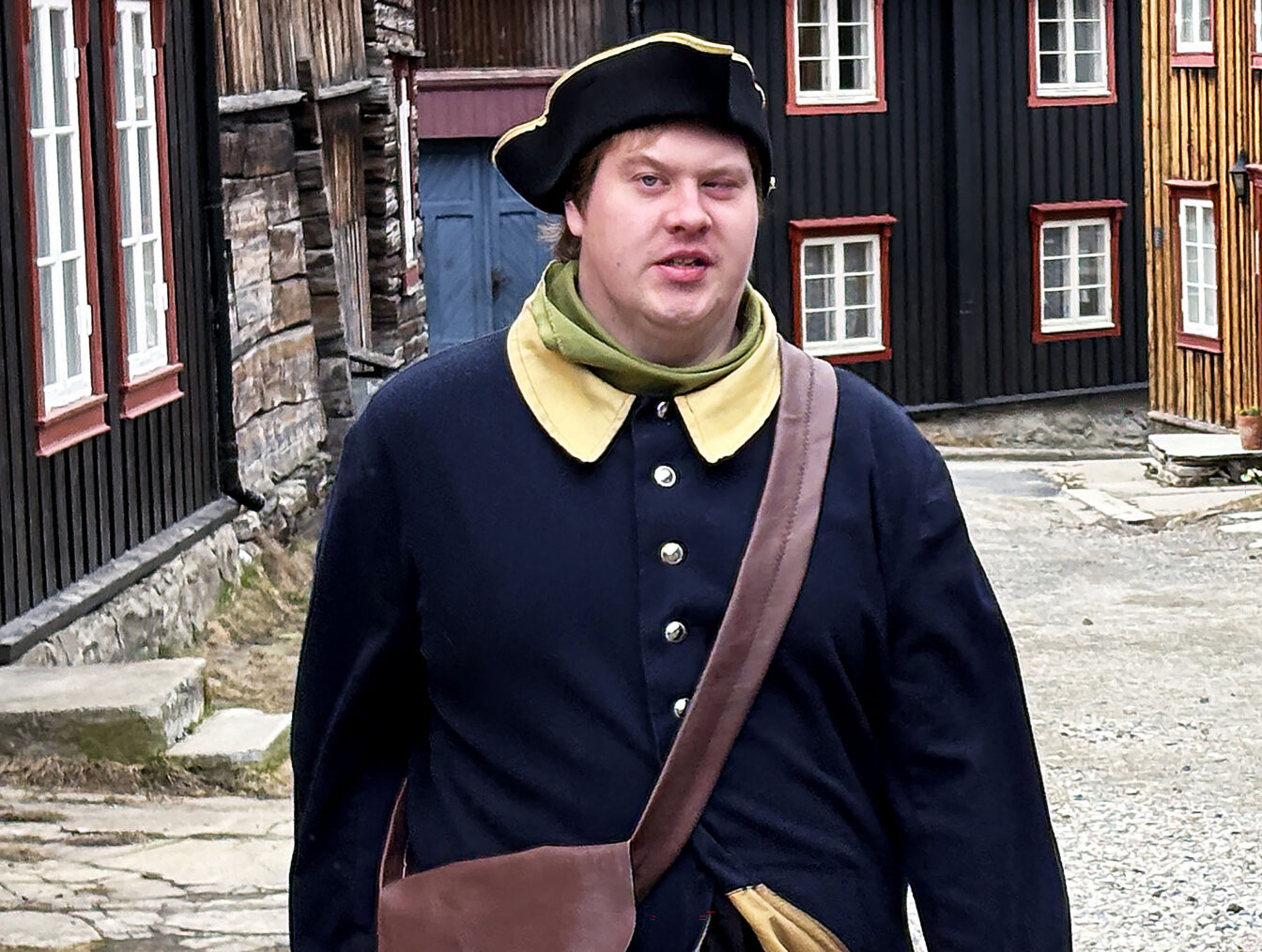 Christoffer Bratseth i karolineruniform i Røros-gate