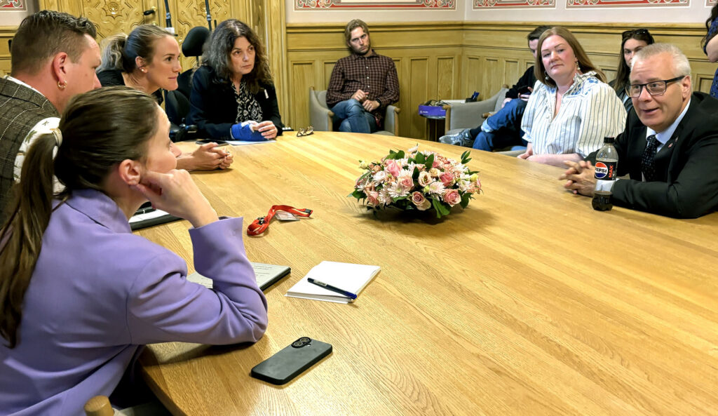 Seks personer rundt et møtebord