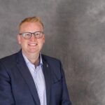 FORVENTER  KLARGJØRING: Ordfører Fredrik Holm fra Høyre håper Statsforvalteren tydeliggjør reglene for reise med BPA.

(Foto: Halden kommune/Nikolai Ebeltoft og Martin Sagholen)