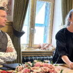 DELTE ERFARINGER: Birgit Skarstein fortalte om regler som gjør det vanskelig for funksjonshindrede å fly, i møte med Remi Sølvberg og flere andre representanter for Stortingets transportkomite.