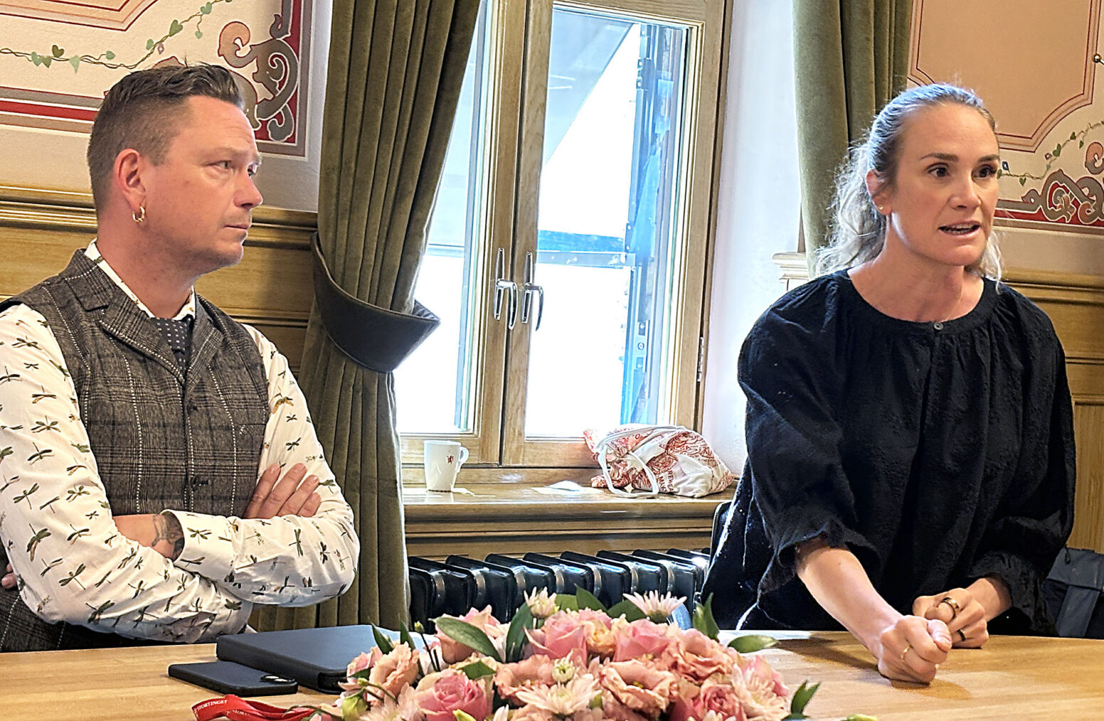 Remi Sølvberg og Birgit Skarstein i møterom på Stortinget