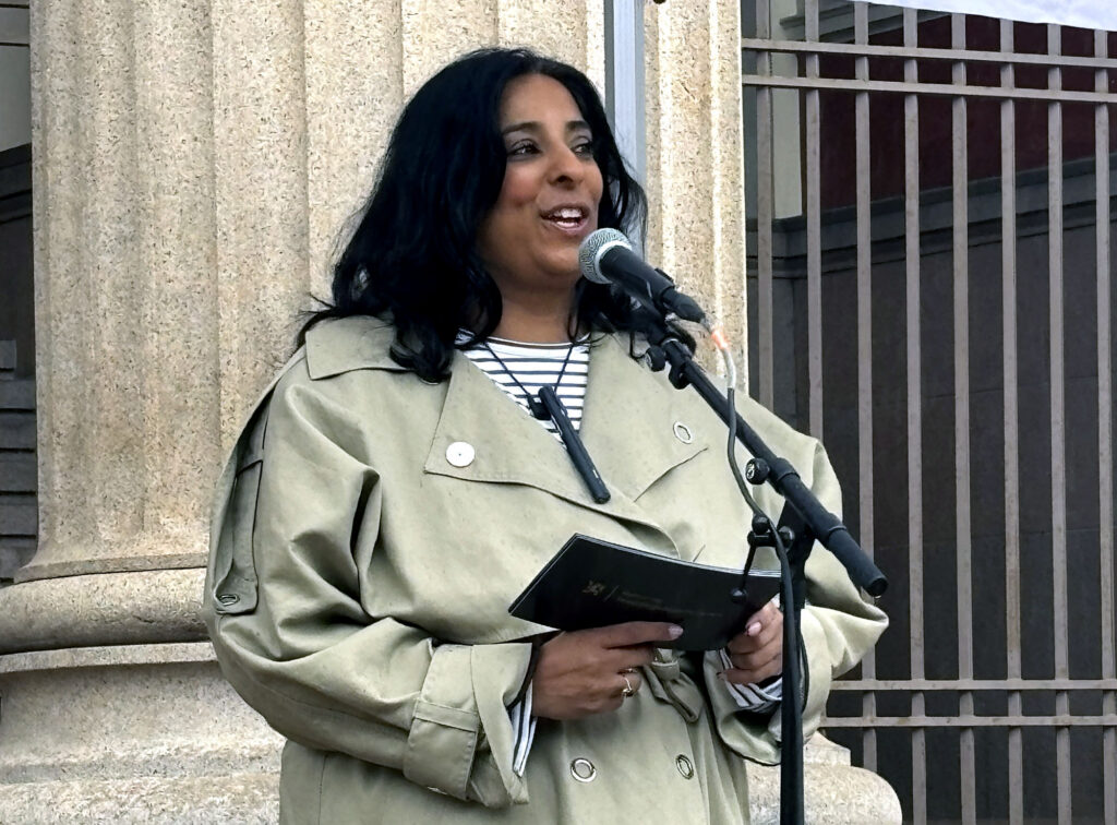 Lubna Jaffery holder tale på Universitetsplassen
