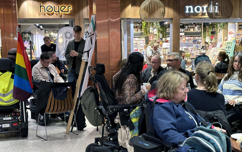funksjonshindrede samlet på senterkafe
