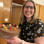 TT NONSTOP: June Trengereid Gruer fra Arbeiderpartiet bød på kake for å feire at pengene til utvidet TT-ordning fremdeles vil bli øremerket.
(Foto: Privat)