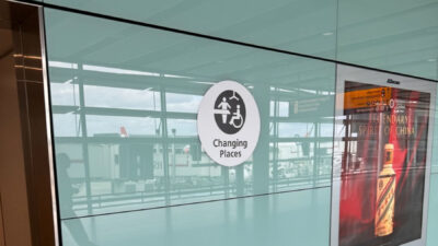 Changing Places-skilt i flyplassterminal