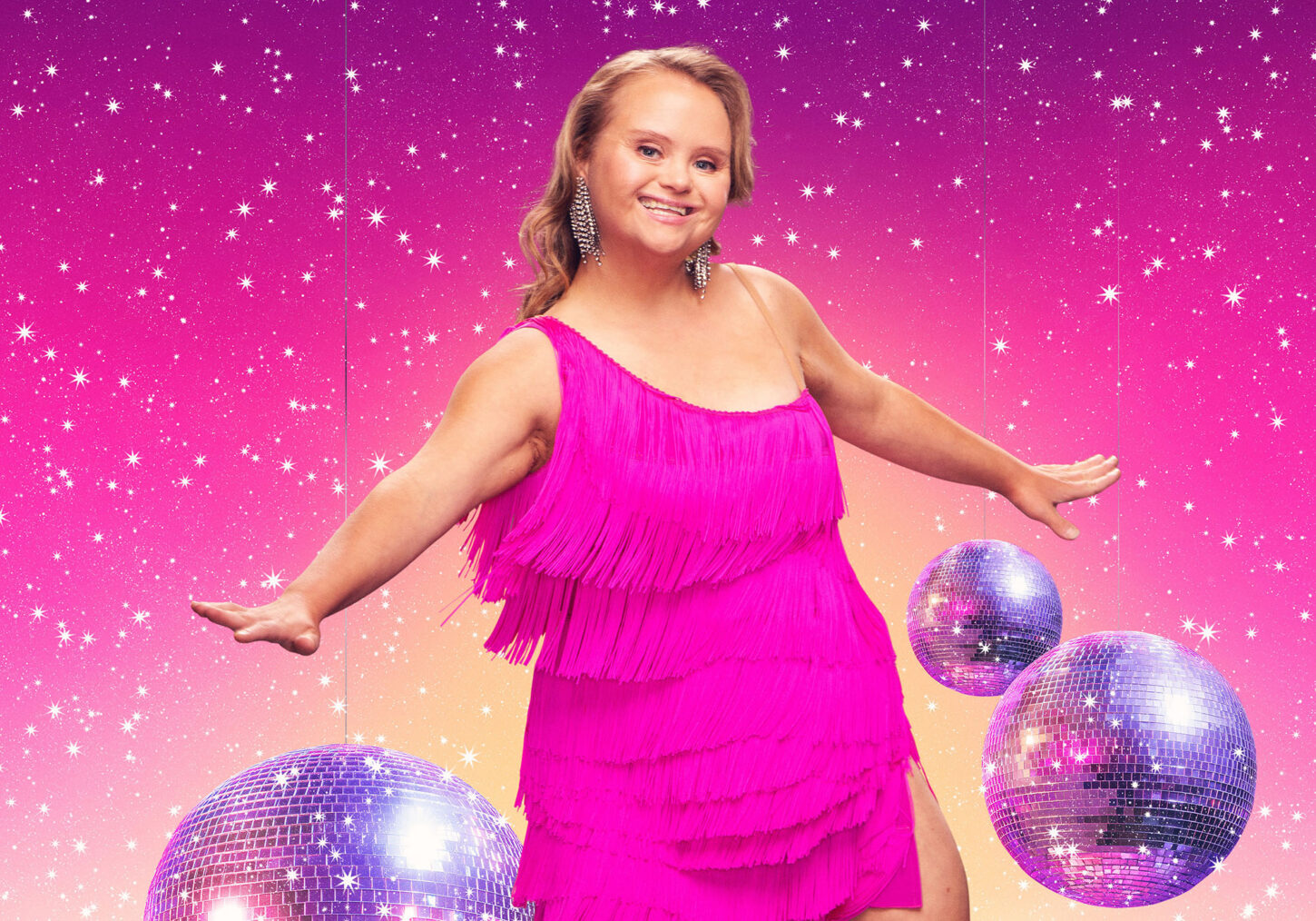Fotomontasje. Katelyn Garbin i rosa kjole foran rosa bakgrunn og discokuler