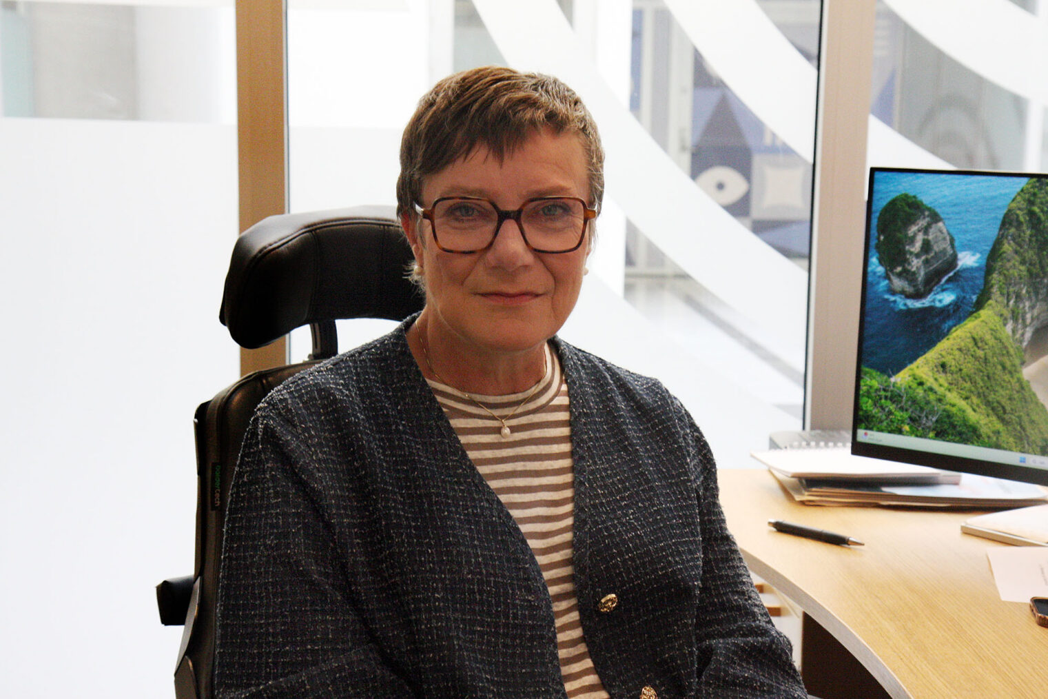 Tove Linnea Brandvik ved kontorpulten sin