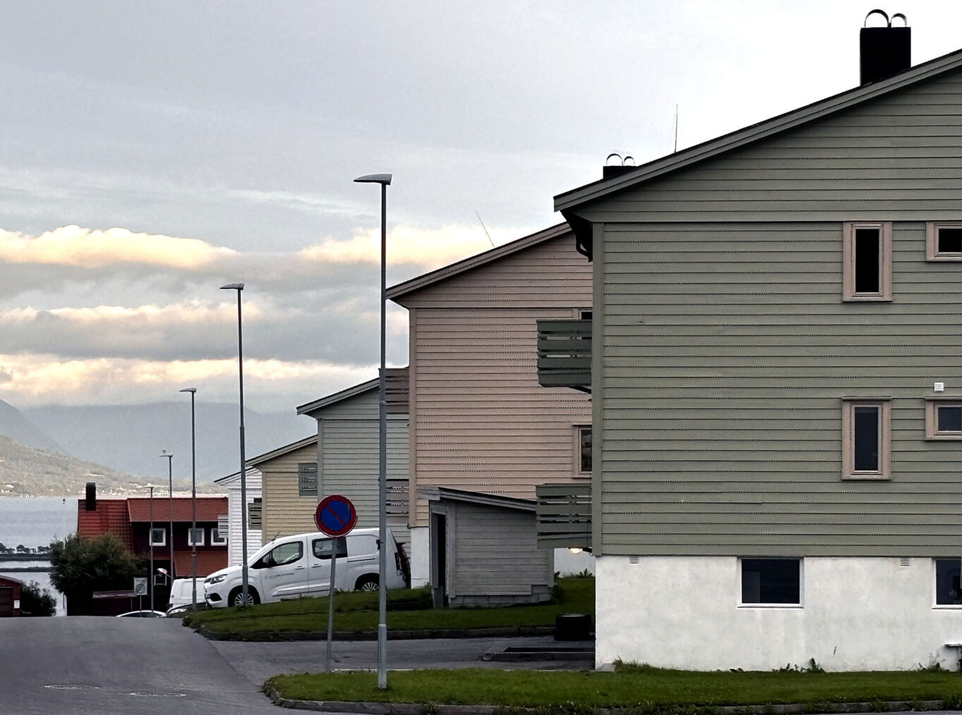 Rekke med pastellfargede hus