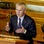 INGEN REELL ØKNING: Finansminister Jens Stoltenberg (Ap) la frem statsbudsjettet for 2027 onsdag 7. oktober. Budsjettposten til aktivitetshjelpemidler øker ikke stort mer enn det som tilsvarer indeksregulering.
(Foto: Fredrik Varfjell  / NTB)