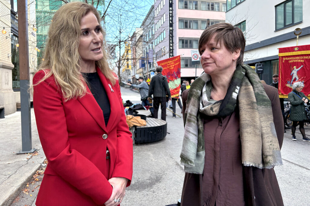 Karita Bekkemellem i samtale med Helene Harsvik Skeibrok foran aksjonerende fagforbundsmedlemmer