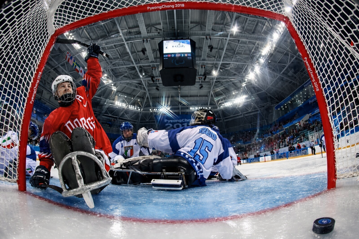 Scoring i kjelkehockey fotografert fra målburet