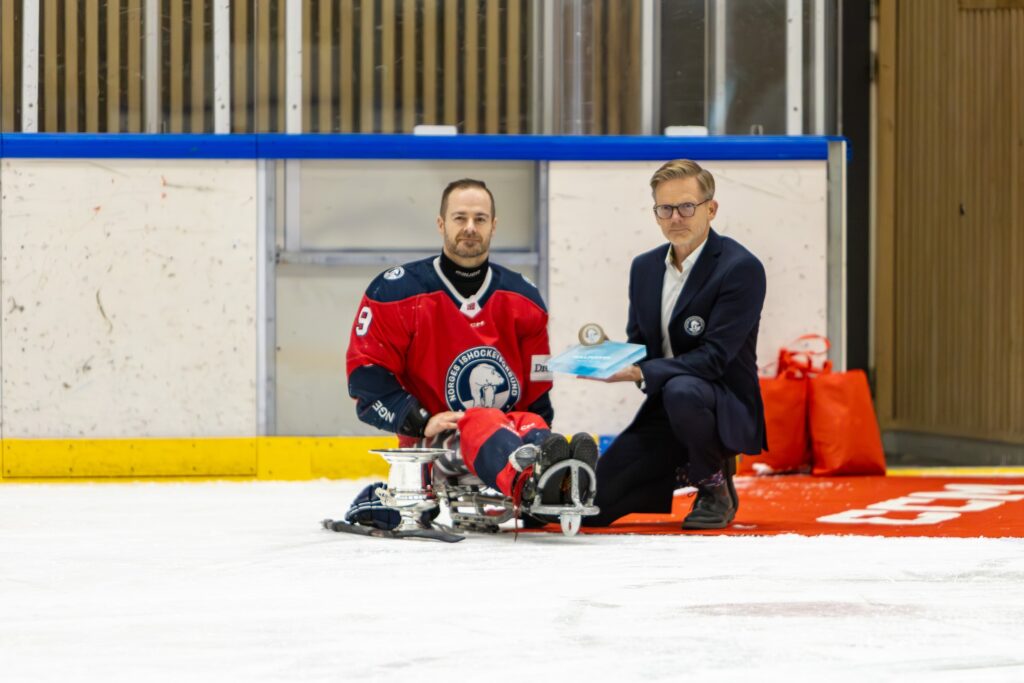 Morten Værnes tildeles medalje på hockeybanen